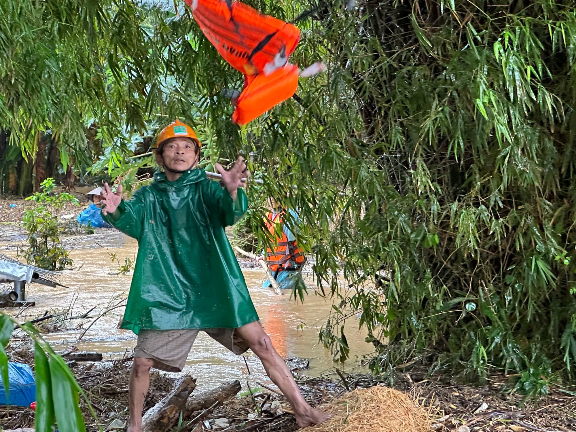 Ông Trần Khương vẫy tay gọi ca nô tiếp tế thức ăn, nước uống. Ảnh: THANH NHẬT