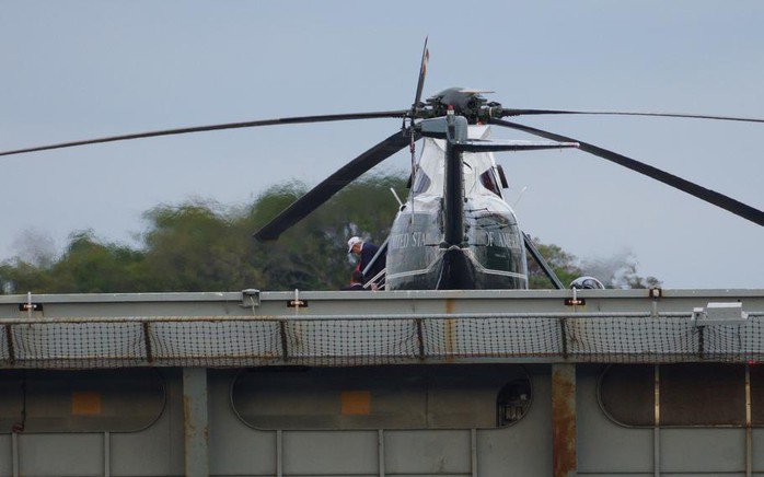 Tổng thống Donald Trump rời khỏi trực thăng Marine One trên tàu sân bay USS George Washington. Ảnh: Stars and Stripes