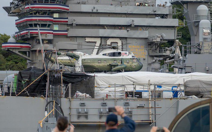 Chiếc Marine One hạ cánh trên tàu sân bay USS George Washington. Ảnh: Stars and Stripes