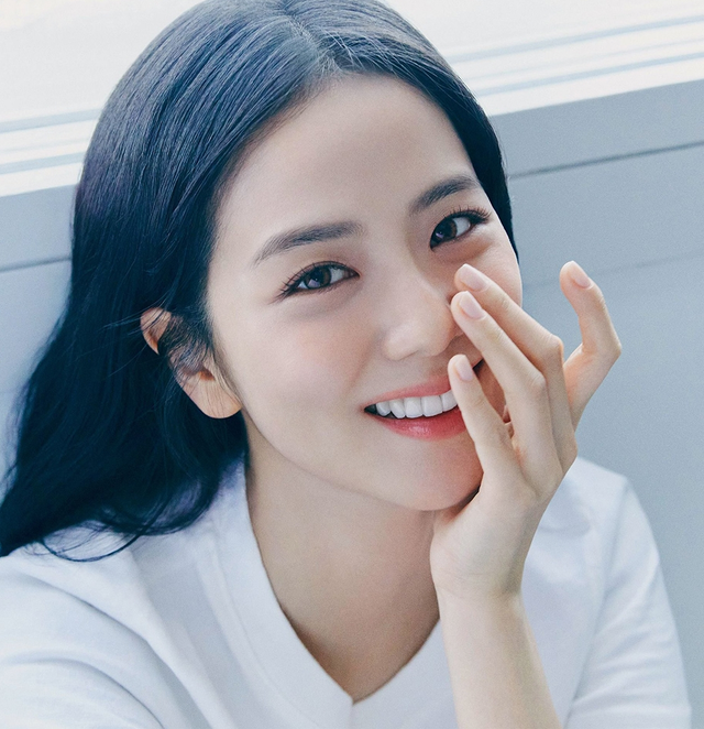 Không chỉ nổi tiếng về nhan sắc, làn da tươi tắn của Jisoo cũng được công chúng khen ngợi.