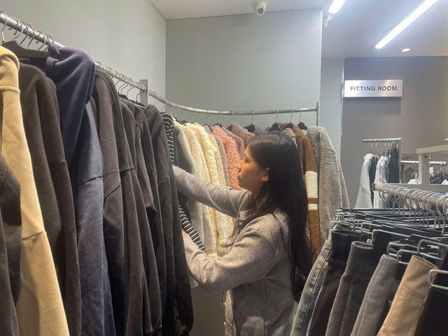 Lệ Quyên đã tiết kiệm được một khoản khi mua đồ thanh lý, ký gửi. Ảnh: Đỗ Vân - Ngọc Linh