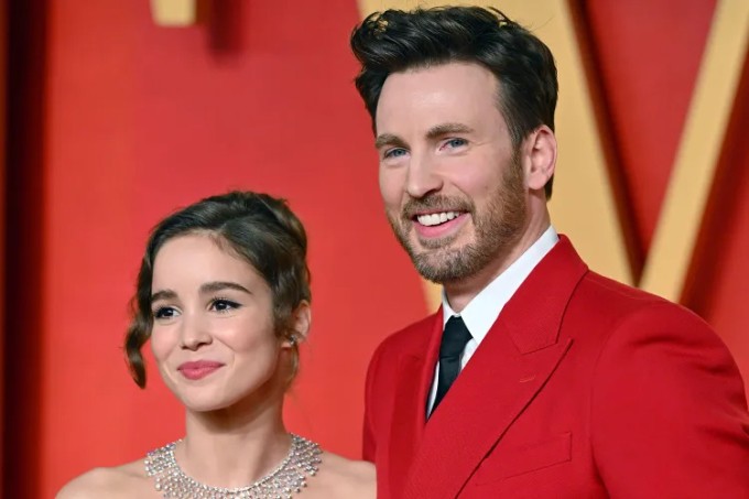 Chris Evans và vợ, Alba Baptista. Ảnh: UPI