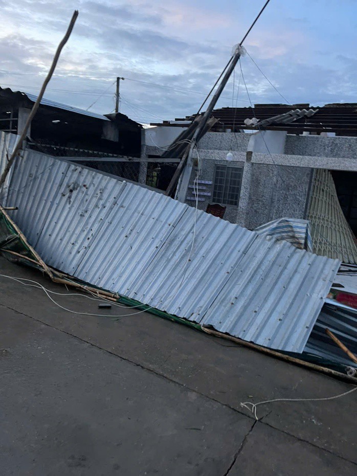 Vòi rồng xuất hiện trong đêm đã gây thiệt hại nặng nề về tài sản của người dân xã Thanh Tùng