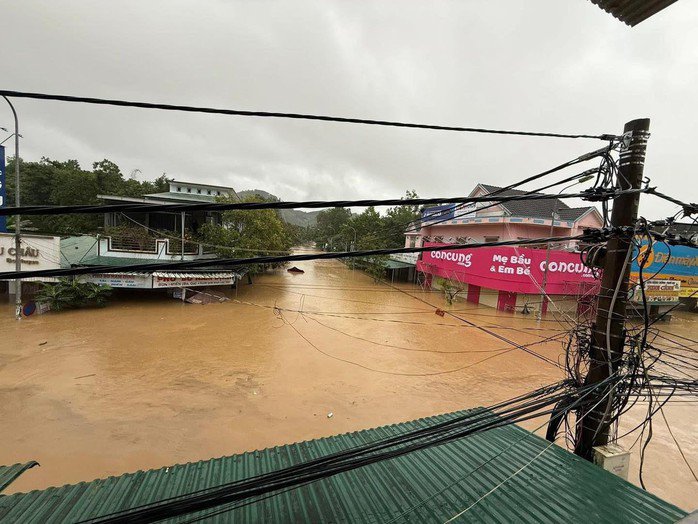 Thị trấn Di Lăng bị ngập nặng