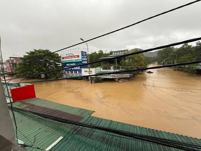 Hiện nhiều nhà dân ở xã Sơn Hà bị ngập đến tầng 1