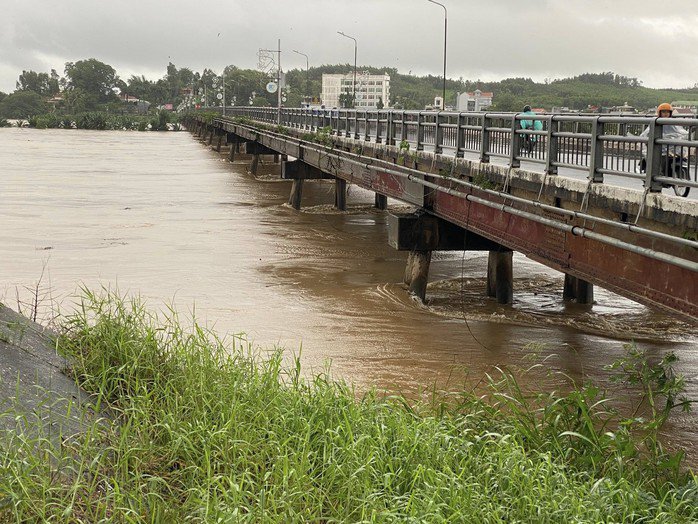 Quảng Ngãi nước lũ ngập đến tầng 1, nhiều nơi xấp xỉ đỉnh lũ lịch sử 1999 - 4