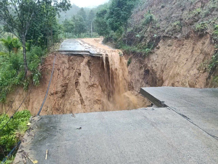 Đường DH83 nối từ xã Sơn Màu (cũ) bị sạt lở nghiêm trọng