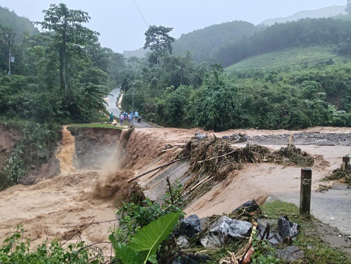 Lũ ồ ạt từ thượng nguồn đổ về ở xã Sơn Tây Hạ