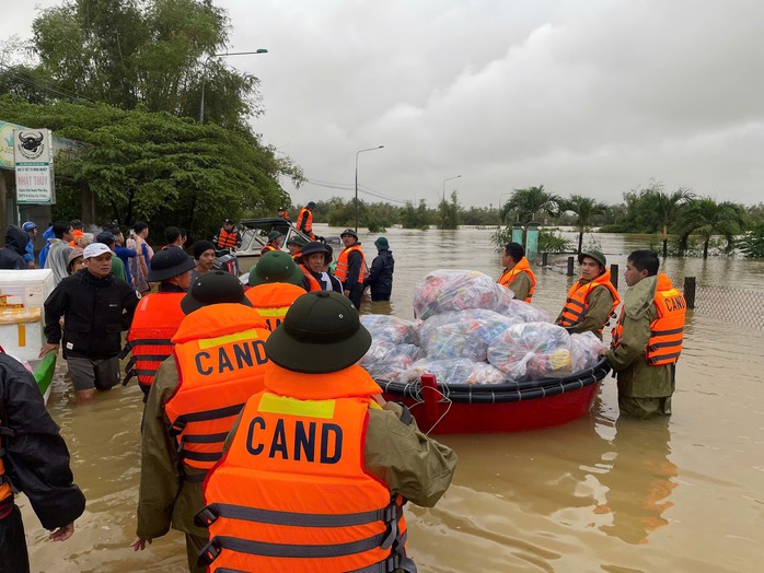 Họp với Thủ tướng Chính phủ, Đà Nẵng nêu con số đáng lo về thiệt hại do mưa lũ - 3