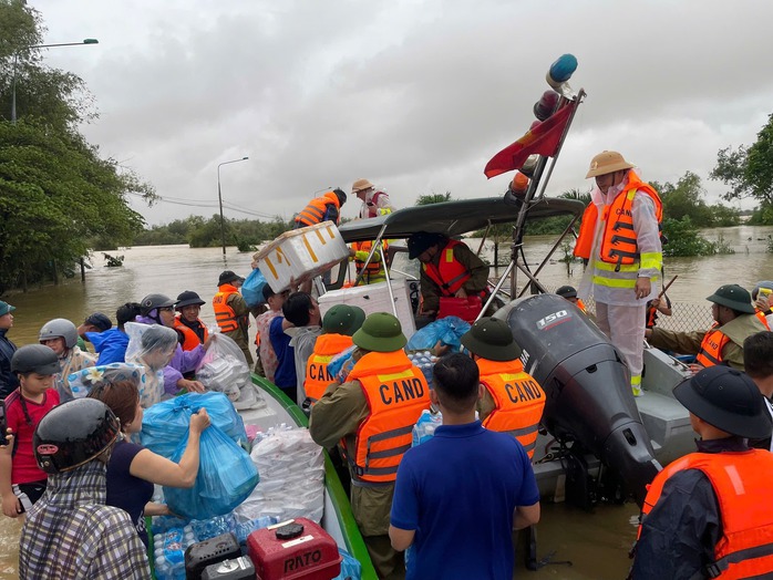 Công an Đà Nẵng phát lương thực cho người dân vùng ngập lụt