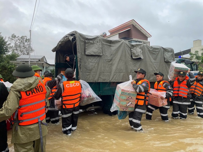 Họp với Thủ tướng Chính phủ, Đà Nẵng nêu con số đáng lo về thiệt hại do mưa lũ - 4