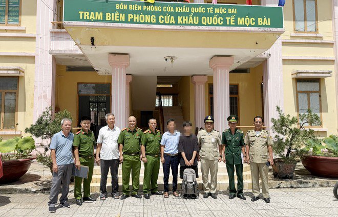 Lực lượng công an bàn giao cháu H về với gia đình