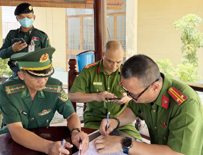 Công an phường Từ Liêm phối hợp với các đơn vị giải cứu nam sinh bị "bắt cóc online"