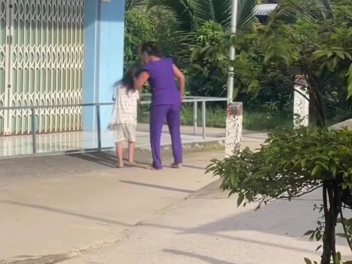 Bà Vàng có hành vi nắm tóc, đánh cháu T.