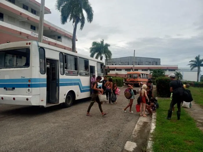 Người dân TP Las Tunas (Cuba) được sơ tán hôm 28-10 để đề phòng thiệt hại do bão Melissa. Ảnh: GRANMA