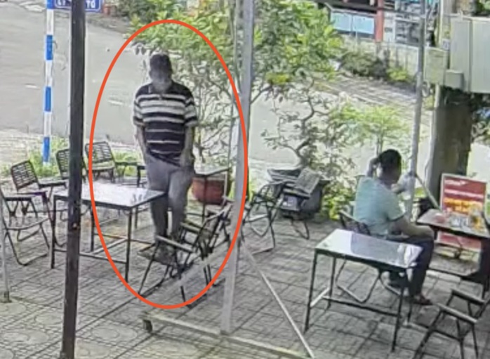 Người đàn ông bịt kín mặt khi vào quán uống nước