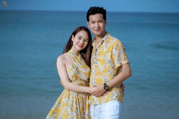 Sau khi tốt nghiệp, cả hai song hành cả trong công việc lẫn cuộc sống. Hai người cùng về công tác tại Nhà hát Kịch Việt Nam, sản xuất các vlog quảng cáo và tham gia một số phim truyền hình. Việt Hoa nói may mắn khi được bạn đời chăm sóc, đưa đón mỗi khi đi quay, hỗ trợ trong công việc.