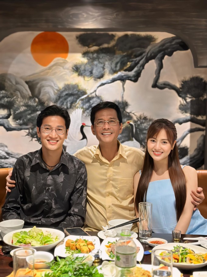 Hai diễn viên vốn là bạn học, cùng là học trò của NSƯT Phan Trọng Thành (giữa) ở Đại học Sân khấu - Điện ảnh Hà Nội.