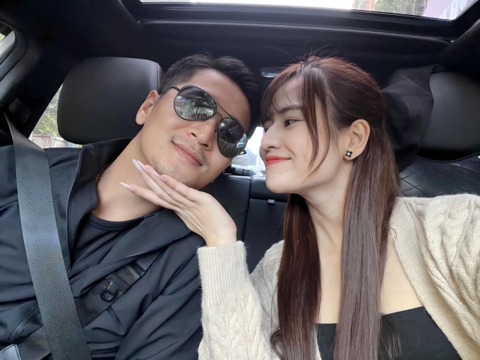 Việt Hoa và Trọng Trí cùng sinh năm 1996, tốt nghiệp trường Đại học Sân khấu - Điện ảnh Hà Nội. Nữ diễn viên được chú ý từ khi tham gia phim "Cô gái nhà người ta", sau đó liên tục xuất hiện trên sóng giờ vàng VTV với các phim: "Những ngày không quên", "Trở về giữa yêu thương", "Hương vị tình thân", "Mình yêu nhau bình yên thôi", "Độc đạo"... Trong khi đó, Trọng Trí đảm nhận vai nhỏ trong các phim: "Đừng làm mẹ cáu", "Đừng nói khi yêu", "Trở về giữa yêu thương"...