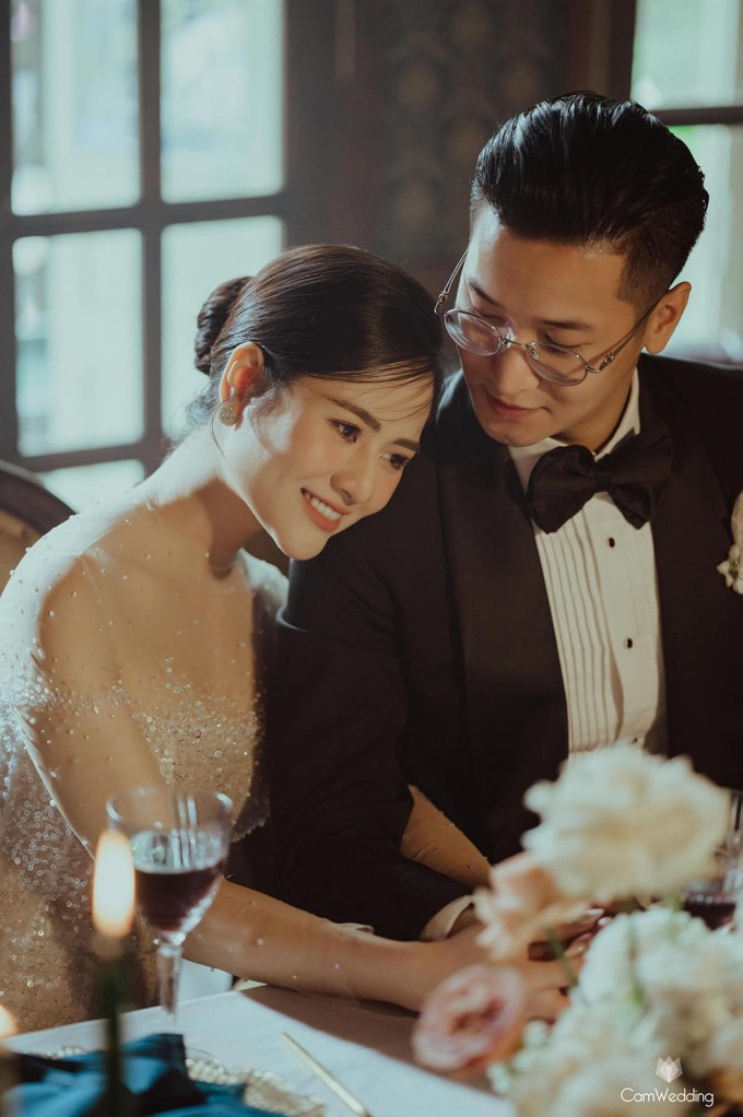 Việt Hoa - Trọng Trí đăng ký kết hôn năm 2021 nhưng hoãn cưới vì Covid-19. Sau đó, họ bận rộn với các dự án phim nên chưa tổ chức đám cưới.