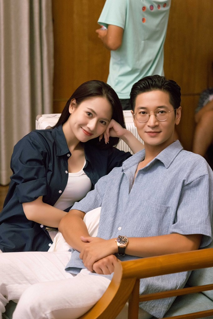 Việt Hoa nói rằng vì ông xã đóng vai Đại nên cô không cảm thấy ngại ngùng. Trong khi đó, Trọng Trí cho biết thú vị khi đóng phim cùng bà xã, không ghen trước những cảnh tình cảm của Việt Hoa và bạn diễn.