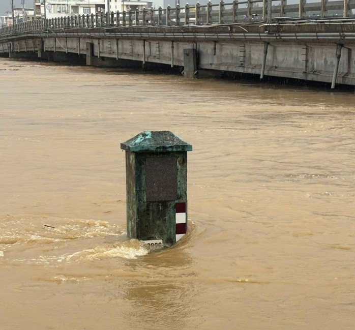 Mực nước lũ tại sông Trà Bồng vượt đỉnh lũ lịch sử 1999 và ngang bằng đỉnh lũ lịch sử 2009