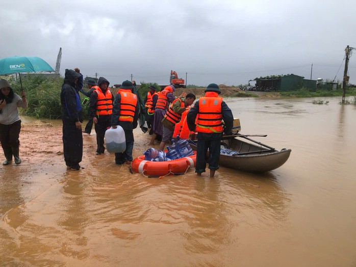 Lực lượng cứu hộ cứu nạn hỗ trợ người dân bị cô lập