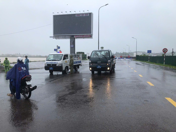 Cấm lưu thông trên cầu Trà Khúc khi mực nước lũ lên nhanh