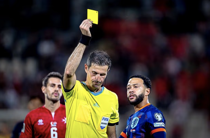 Cầu thủ bị thẻ vàng thứ nhì sẽ được VAR xem xét