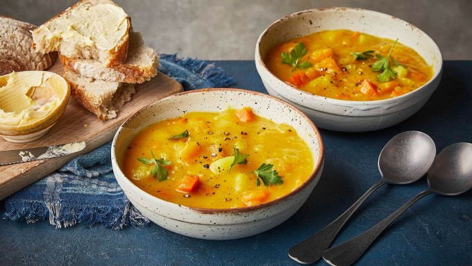 Súp rau củ nấu bằng nước hầm xương hoặc nước miso bổ sung protein, tốt cho hệ vi sinh đường ruột.