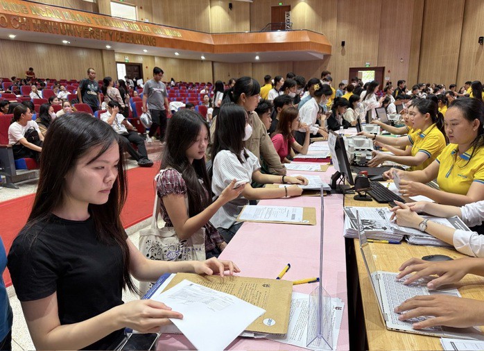 Thí sinh trúng vào Trường ĐH Ngân hàng TP HCM làm thủ tục nhập học