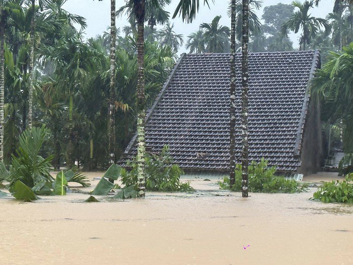 Lũ lớn gây ngập nhà dân ven sông Thu Bồn