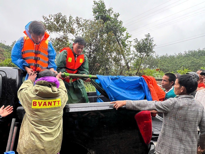 Anh Nguyễn Thế Diện được khiêng đến trạm y tế điều trị