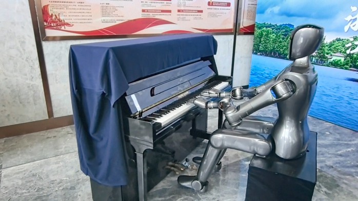 Robot chơi đàn piano