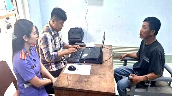 Kiểm sát viên lấy lời khai đối tượng Phan Danh Tài.