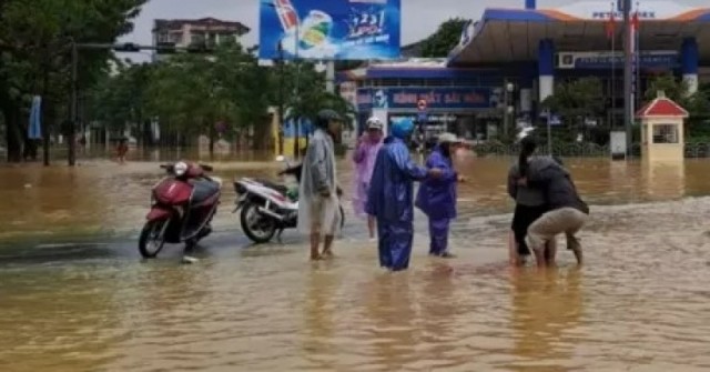 Một sản phụ sinh con giữa dòng nước lũ ở Huế