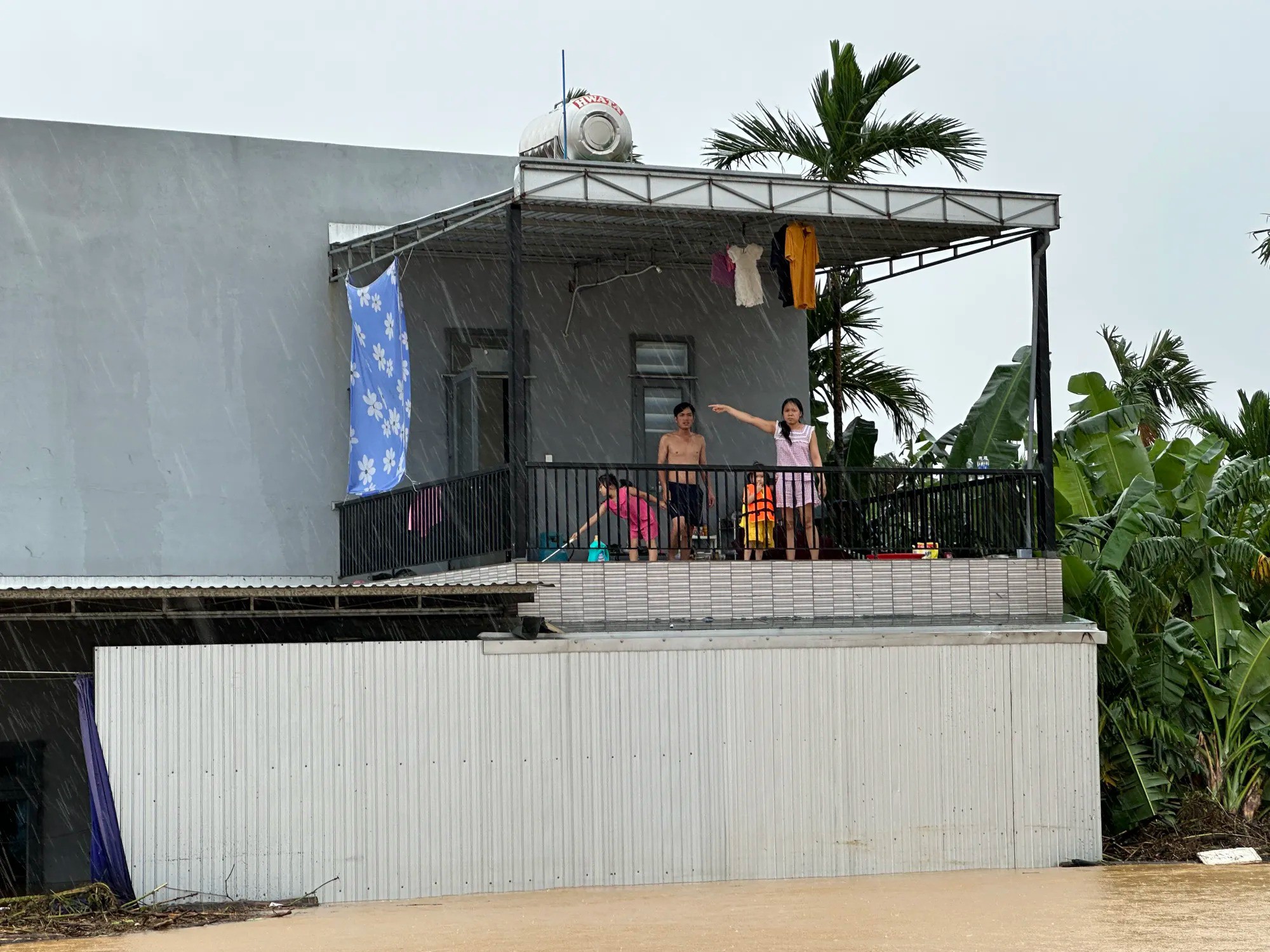 Chồng chị Lai nhận mì tôm dùm hàng xóm. Ảnh: THANH NHẬT