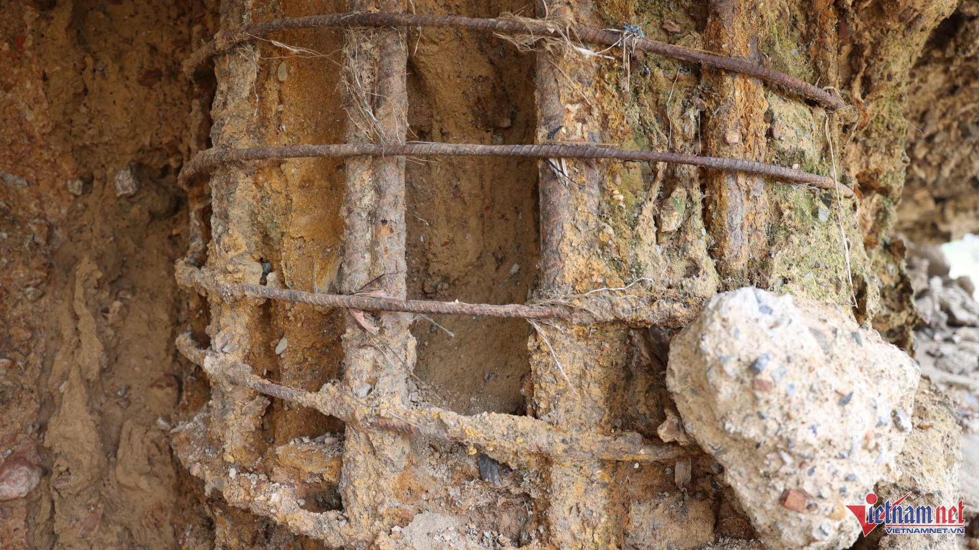 Một cọc của trụ T3 bị bong hoàn toàn lớp bê tông bảo vệ cốt thép. Ảnh: Đức Hoàng