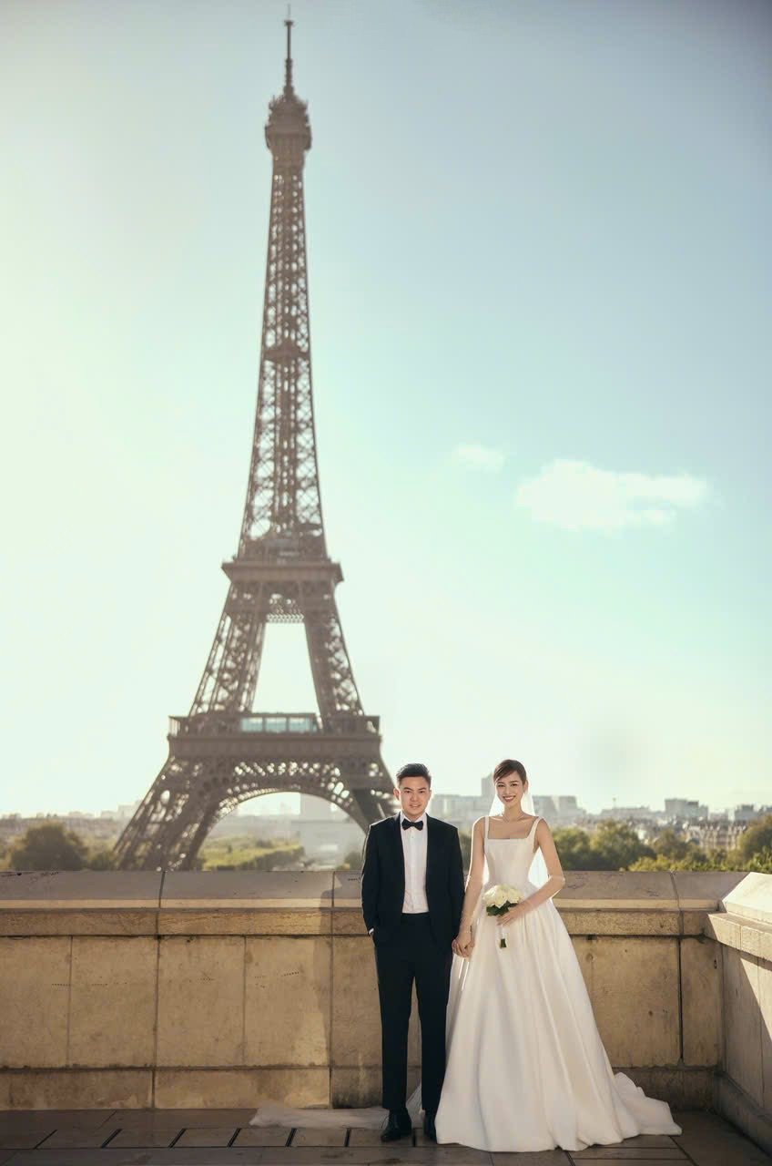 Đỗ Thị Hà và chồng ghi lại những hình ảnh tình tứ dưới chân tháp Eiffel ở Paris, Pháp.