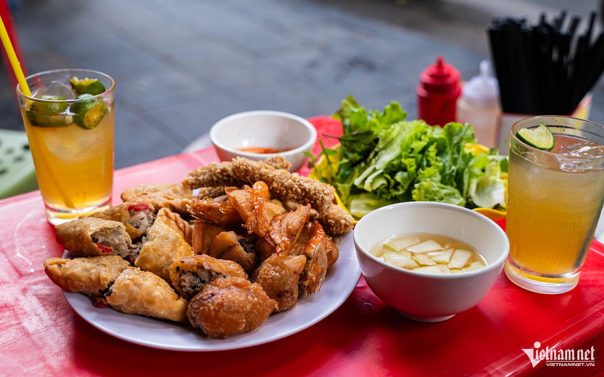 Ngoài bánh gối, quán còn có bánh tôm, bánh rán, nem rán, bánh bột lọc... Ảnh: Huy Nguyễn