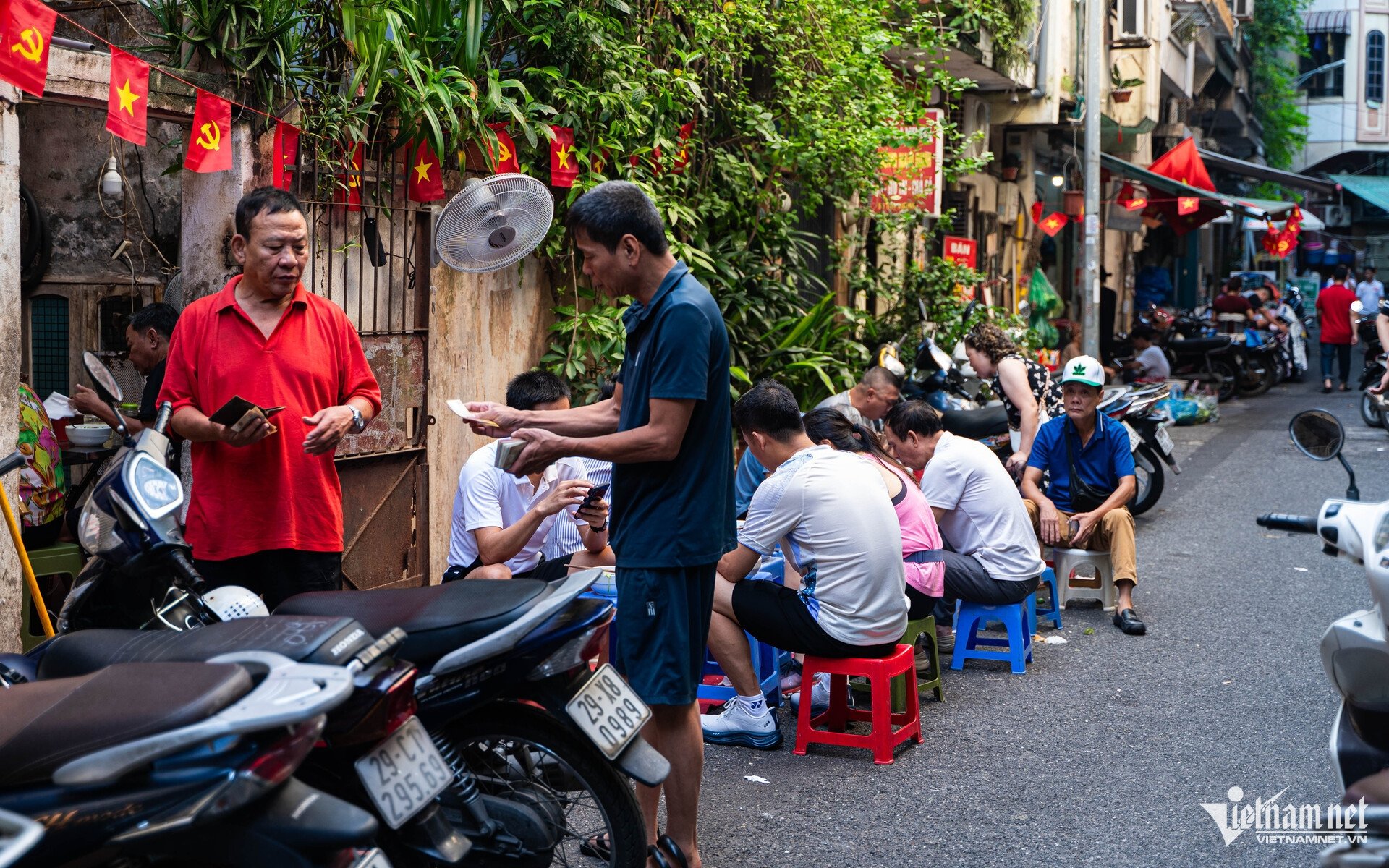 Phía trước quán phở Oanh luôn đông đúc mỗi sáng. Ảnh: Huy Nguyễn