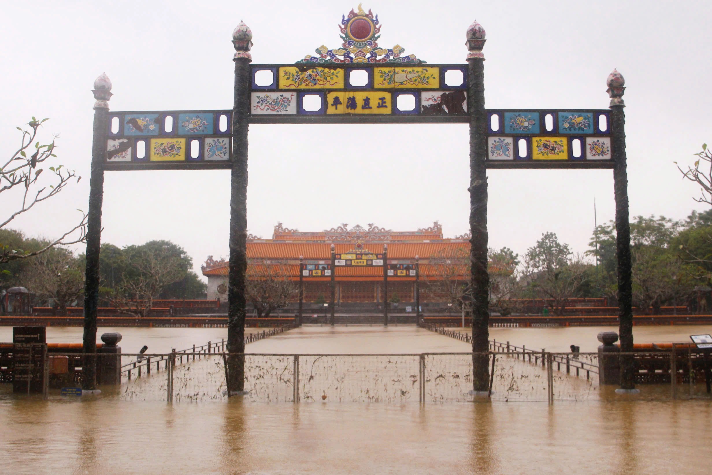 Lũ bao vây Đại nội Huế - 3