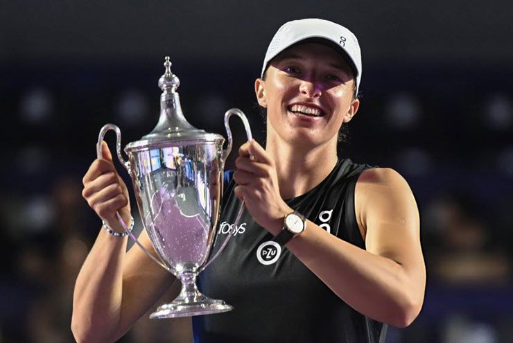 Iga Swiatek bên danh hiệu WTA Finals 2023