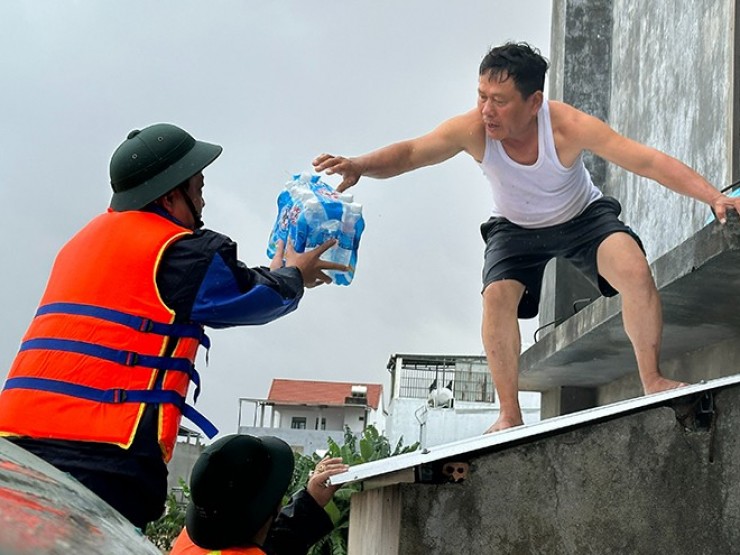Vùng rốn lũ Đại Lộc: Người dân dìu nhau qua khó khăn, hạnh phúc với chỉ vài chai nước