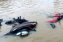 Cận cảnh đường phố Huế khi nước lũ bắt đầu rút