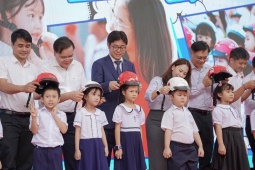 Honda Việt Nam phát động Chương trình Trao tặng mũ bảo hiểm cho học sinh lớp Một khu vực miền Trung