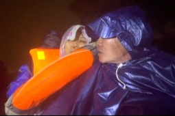 Cứu người trong lũ dữ ở Huế: 'Chị cố lên, đừng ngủ nhé'