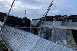 CLIP: Vòi rồng cuốn bay nhiều tài sản của người dân ở Cà Mau