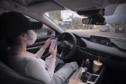 Xác minh clip cô gái thả 2 tay, lướt điện thoại khi lái ô tô