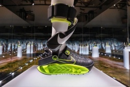 Nike giới thiệu giày chạy điện đầu tiên thế giới giúp tăng tốc độ chạy